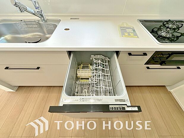ビルトイン食器洗浄乾燥機付きのシステムキッチン。毎日の家事負担を軽減する嬉しい設備です。