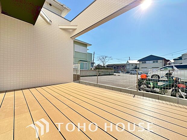 リビングから続くウッドデッキは、よりリビングスペースを広くしてくれます。ご家族で過ごせる、夢が広がる住空間です。