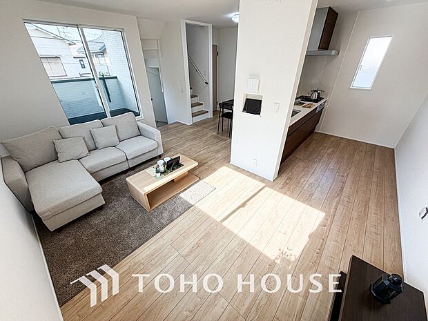 リビングも広く設け、訪れる人々を暖かく迎えてくれます。