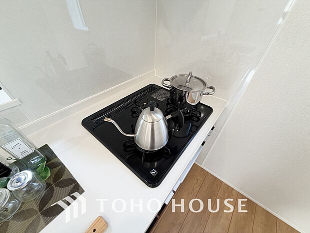 3口コンロは一度に複数のお料理を作ることができるメリットがあります。毎日のキッチンタイムを効率よく。