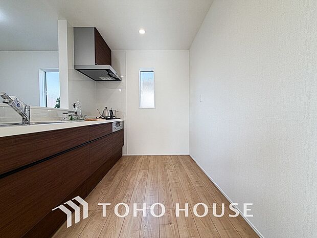 夫婦そろってキッチンに立っても調理がしやすく余裕の広さ。家事をしながら会話も弾みます。