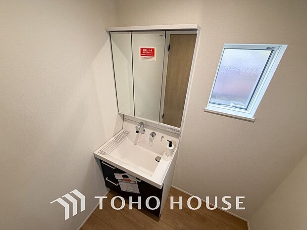 お家の中でも特にプライベートスペースとなる洗面所は、洗濯場所と浴室を同じ空間でまとめております。