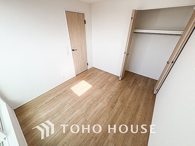 居室にはクローゼットを完備し、自由度の高い家具の配置が叶うシンプルな空間です。