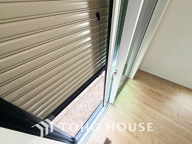 戸建にも防犯機能のシャッターを完備しております。寒い冬でも中から開閉がラクラクな所も便利です。
