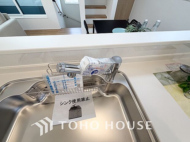 浄水器ボタンひとつで浄水と原水に切り替えられる浄水器一体型水洗を使用。