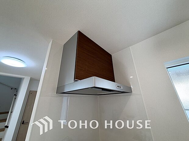 キッチンの換気扇はスタイリッシュなデザインで、日々のお手入れもラクラクな仕様となっております。