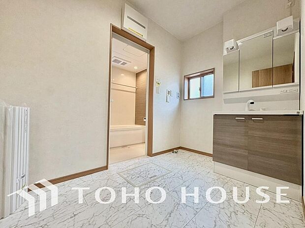 身だしなみのチェックがしやすい大きな鏡、下には収納がたっぷり。スッキリとした空間を演出いたします。