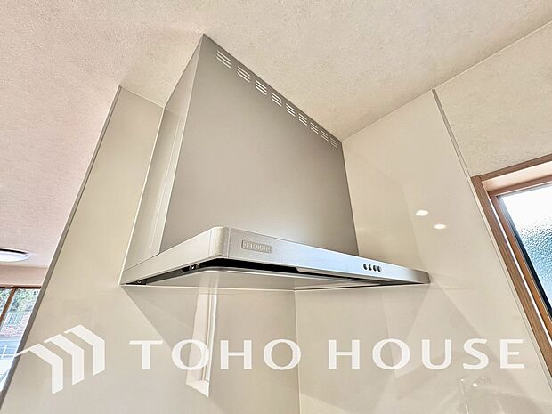キッチンの換気扇はスタイリッシュなデザインで、日々のお手入れもラクラクな仕様となっております。