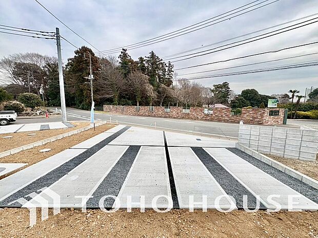 ゆったりとした駐車スペースを確保いたしましたので、大きめのお車でも駐車可能です。