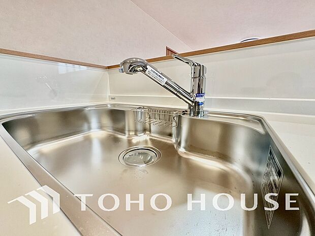 「浄水器一体型水栓」ボタンひとつで浄水と原水に切り替えられる浄水器一体型水洗を使用。お米を炊いたりする際には浄水機能をつかうこともできて、人気の商品です。