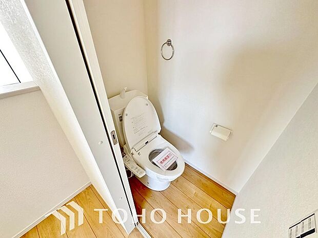 十分な広さと清潔感のあるカラーで纏まったおトイレ。時間に余裕とゆとりを持たせます。