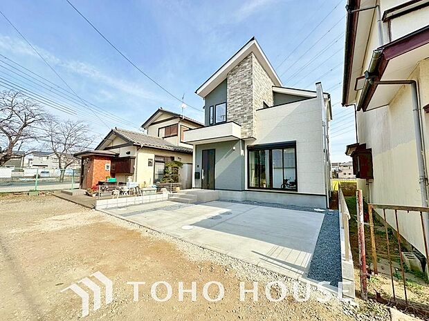 周辺環境とのコラボレーションにより明るく開放的な空間を演出しております。