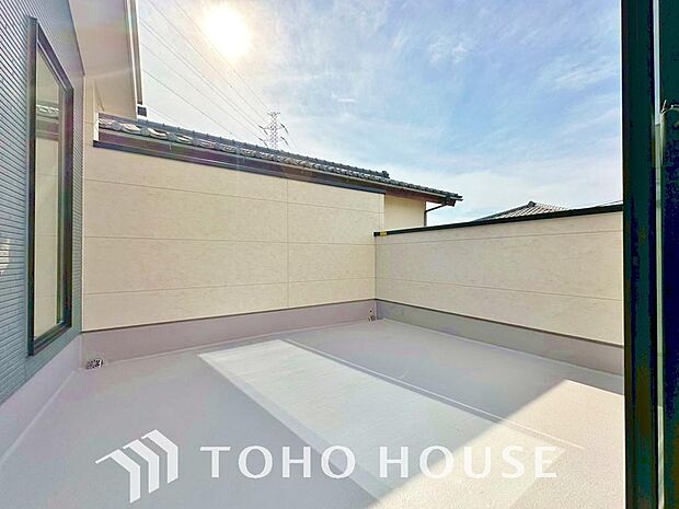 頬をなでる優しい風を感じることが出来るバルコニー。つい深呼吸をしたくなる気持ちの良い眺望です。