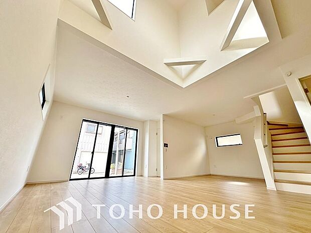 光が注がれる青い空から鮮やかに赤色にゆっくりと染まる。そんな優しい時間がここでは流れてゆく。