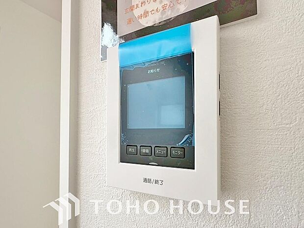 誰が来てもわかる様にモニター付きインターホンを設置。家事導線を考慮した個所に設置し、防犯性と利便性に優れ快適と安らぎを合わせた優しい設計。