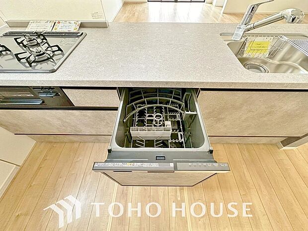 「ビルトインタイプ食器洗乾燥機」通常の手洗いでは使用出来ないほど高温のお湯や高圧水流を使うことにより汚れを効果的に落とすことができる。