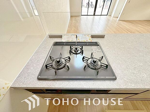 3口コンロは一度に複数のお料理を作ることができるメリットがあります。毎日のキッチンタイムを効率よく。