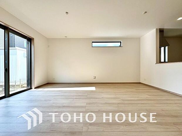 光と風があふれる開放的なリビングダイニングには自然と家族みんなが集まってきます。