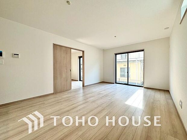 爽やかな通風と採光を存分に感じる事が出来る空間。毎日の暮らしに癒しをもたらす居心地の良いリビング。