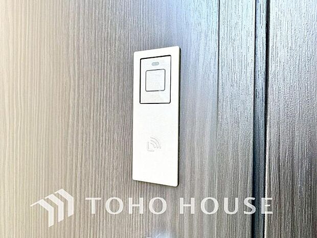 ボタンひとつで鍵の施錠・解錠が出来る設備。防犯対策への意識が高まっている最近では、補助錠として鍵穴のない電子錠を選ぶ方も増えています。