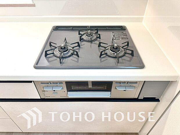 3口コンロは一度に複数のお料理を作ることができるメリットがあります。毎日のキッチンタイムを効率よく。