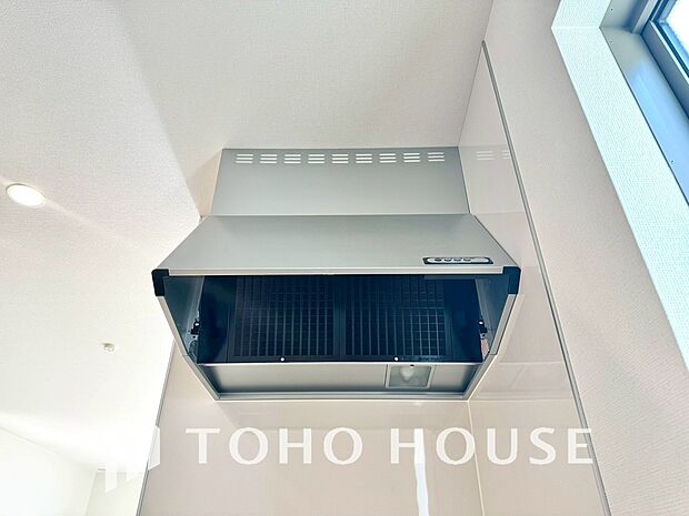 最新のレンジフードは静音性や省エネ性能が向上しデザインもスタイリッシュ。効率的な換気で料理を快適に。