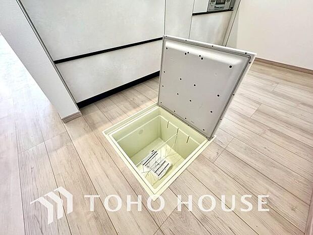 キッチン下部に設けた床下収納は、缶詰のストックや非常食、梅酒や味噌などの保存食入れとしての他、卓上プレートや季節家電などの物を仕舞うことが出来る便利な収納。