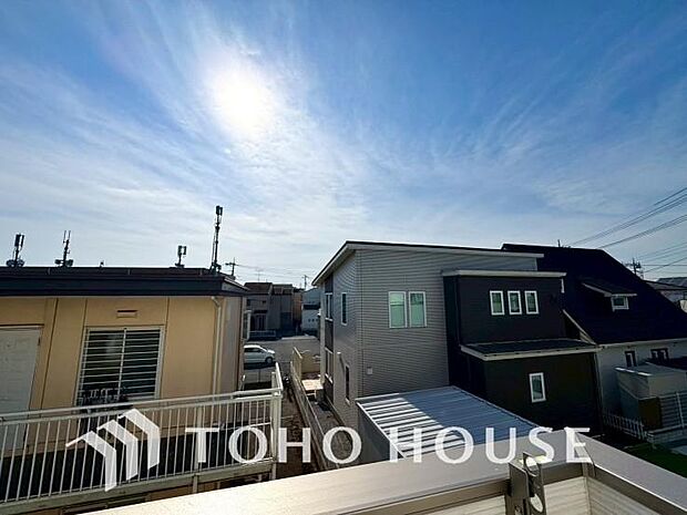 その豊かな眺望にふさわしい空間には、通風・採光にも優れ、心地よい光と風があふれています。