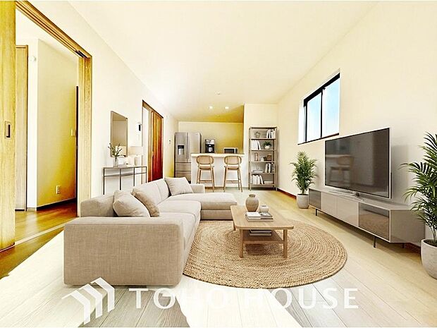 広々としたLDKは、家族が自然に集まりやすく、一緒に過ごす時間を楽しめる工夫が施されています。 ※家具・家電はCGです。