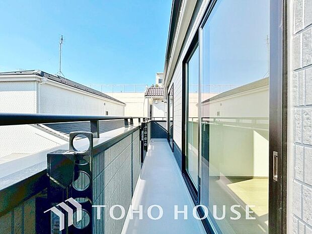 暖かい陽ざしが差込むバルコニー。晴れた日には、洗濯物が良く乾きます。風通しも良好です。