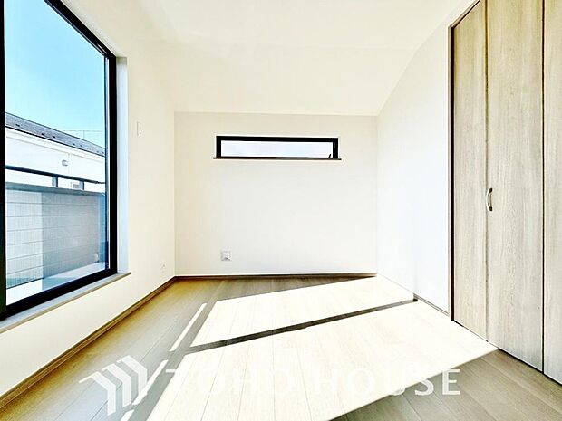 落ち着いたカラーの室内。インテリアやファブリックでお好みのテイストデザインを取り入れて頂けます。