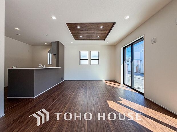 光が注がれる青い空から鮮やかに赤色にゆっくりと染まる。そんな優しい時間がここでは流れてゆく。