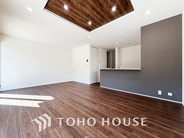 リビングも広く設け、訪れる人々を暖かく迎えてくれます。