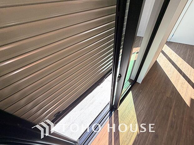 戸建にも防犯機能のシャッターを完備しております。寒い冬でも中から開閉がラクラクな所も便利です。