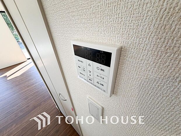 お風呂場と台所に操作リモコンがあり、キッチン近くにある給湯リモコンは、お料理の最中でもリビングで寛いでいるなかでもボタン一つで簡単に沸かせて便利ですね。