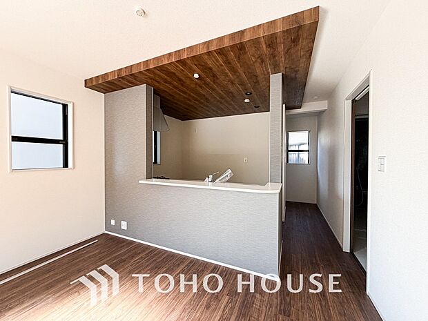 ご家族みんなで調理ができる位のスペースを実現したキッチン空間となっております。