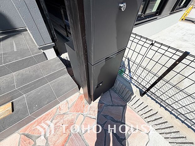 夫婦共働きで家にいる時間が短い、ネット注文の多い方には何かと便利な宅配ボックスを設置しております。