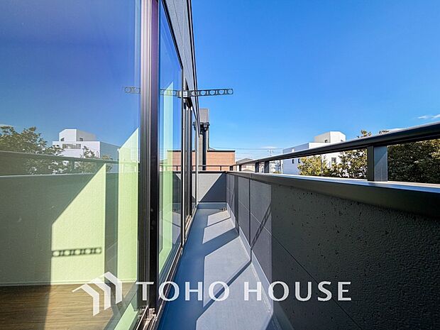 暖かい陽ざしが差込むバルコニーは、晴れた日には、洗濯物が良く乾きます。また、風通しも良好です。