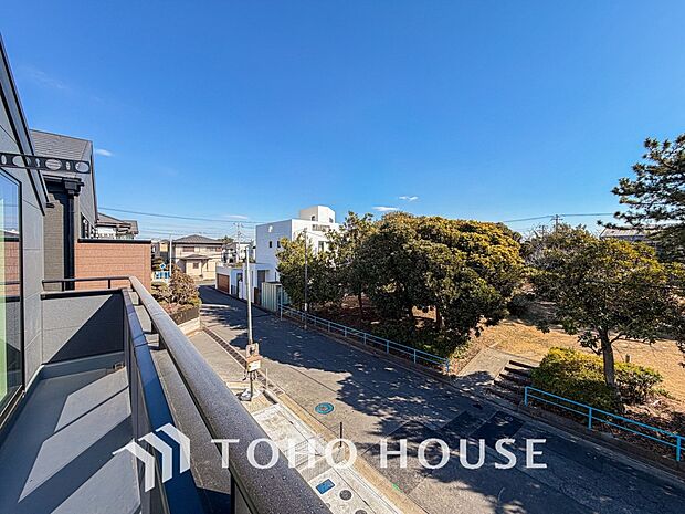 星空が地上に映りこむかのような夜景のきらめきまで、この街ならではの美しい風景の物語が室内に展開。