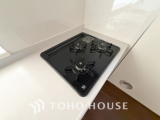 毎日料理をする、料理が好き、家族が多くて量を作る必要がある、等の方々にとっては必須の3口コンロ。同時進行で効率アップはもちろん鍋を移動する回数が減り、無駄な動きを軽減することが出来ます。