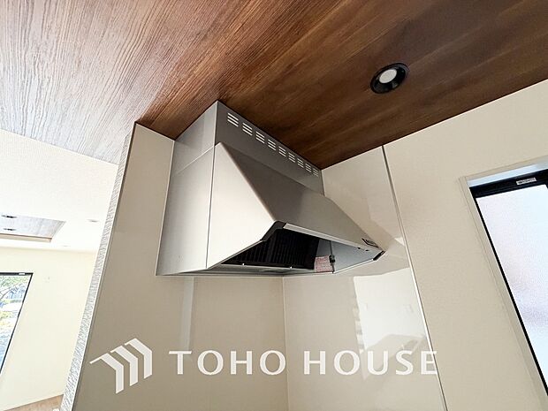 キッチンの換気扇はスタイリッシュなデザインで、日々のお手入れもラクラクな仕様となっております。