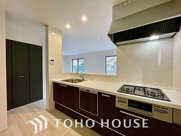 広々キッチンを採用。みんなで作った料理を召し上がりながらの会話は、どのような物になるのでしょうか。