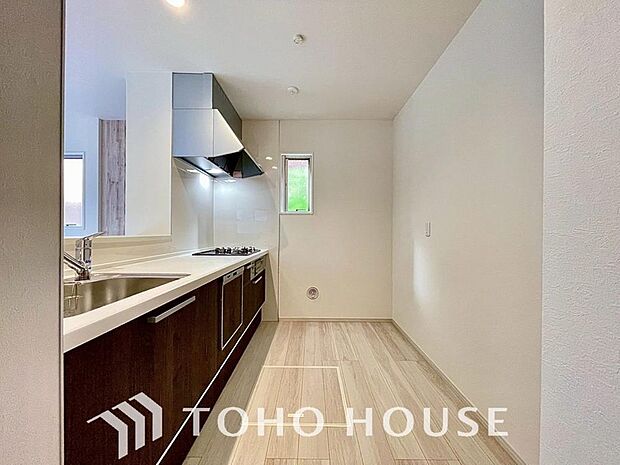 キッチンの収納は、デッドスペースになりやすい箇所を有効活用できる、スライド式収納を採用しました。