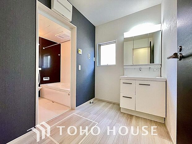 手で洗いたい大切な服など、広く使えると助かる洗面台は汚れの付きにくい形状と素材で造られております。