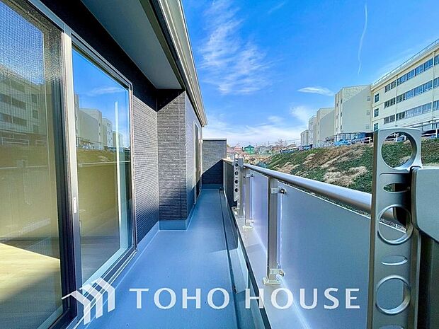 暖かい陽ざしが差込むバルコニーは、晴れた日には、洗濯物が良く乾きます。また、風通しも良好です。