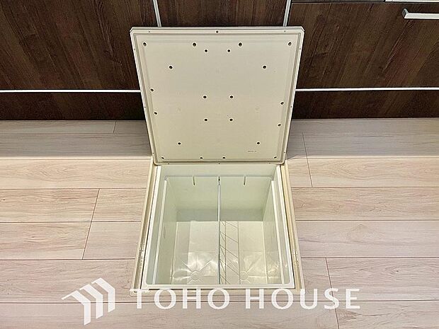 食品ストックや非常食・保存食の保管庫として活用できます。住まいの床下点検口としての役割もあります。