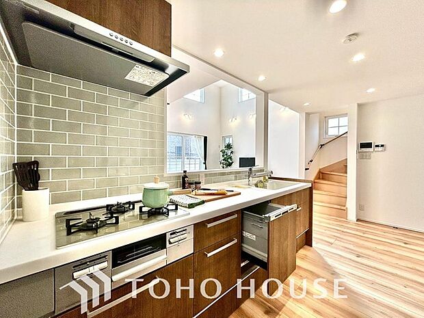 ご家族みんなで調理ができる位のスペースを実現したキッチン空間となっております。