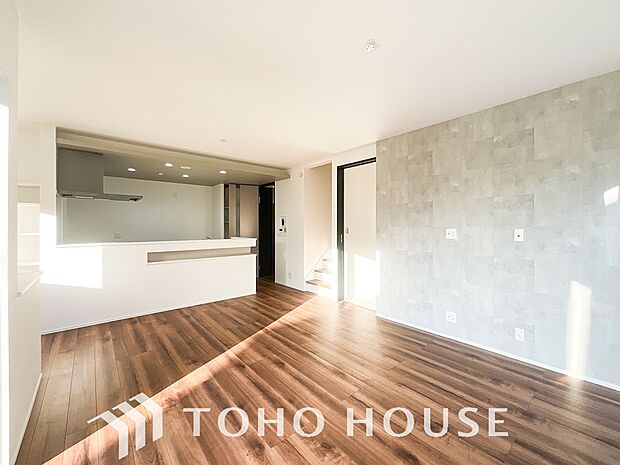 リビングも広く設け、訪れる人々を暖かく迎えてくれます。