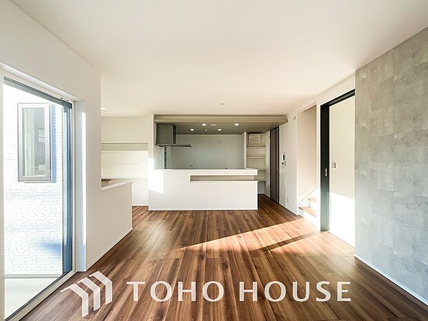 光が注がれる青い空から鮮やかに赤色にゆっくりと染まる。そんな優しい時間がここでは流れてゆく。