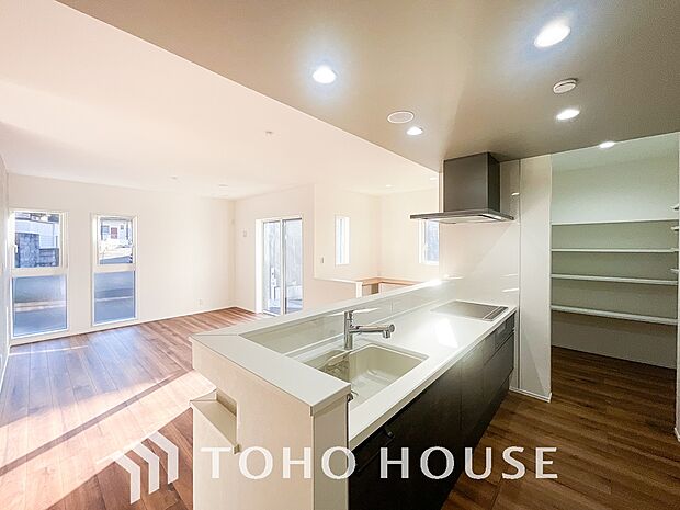 ご家族みんなで調理ができる位のスペースを実現したキッチン空間となっております。